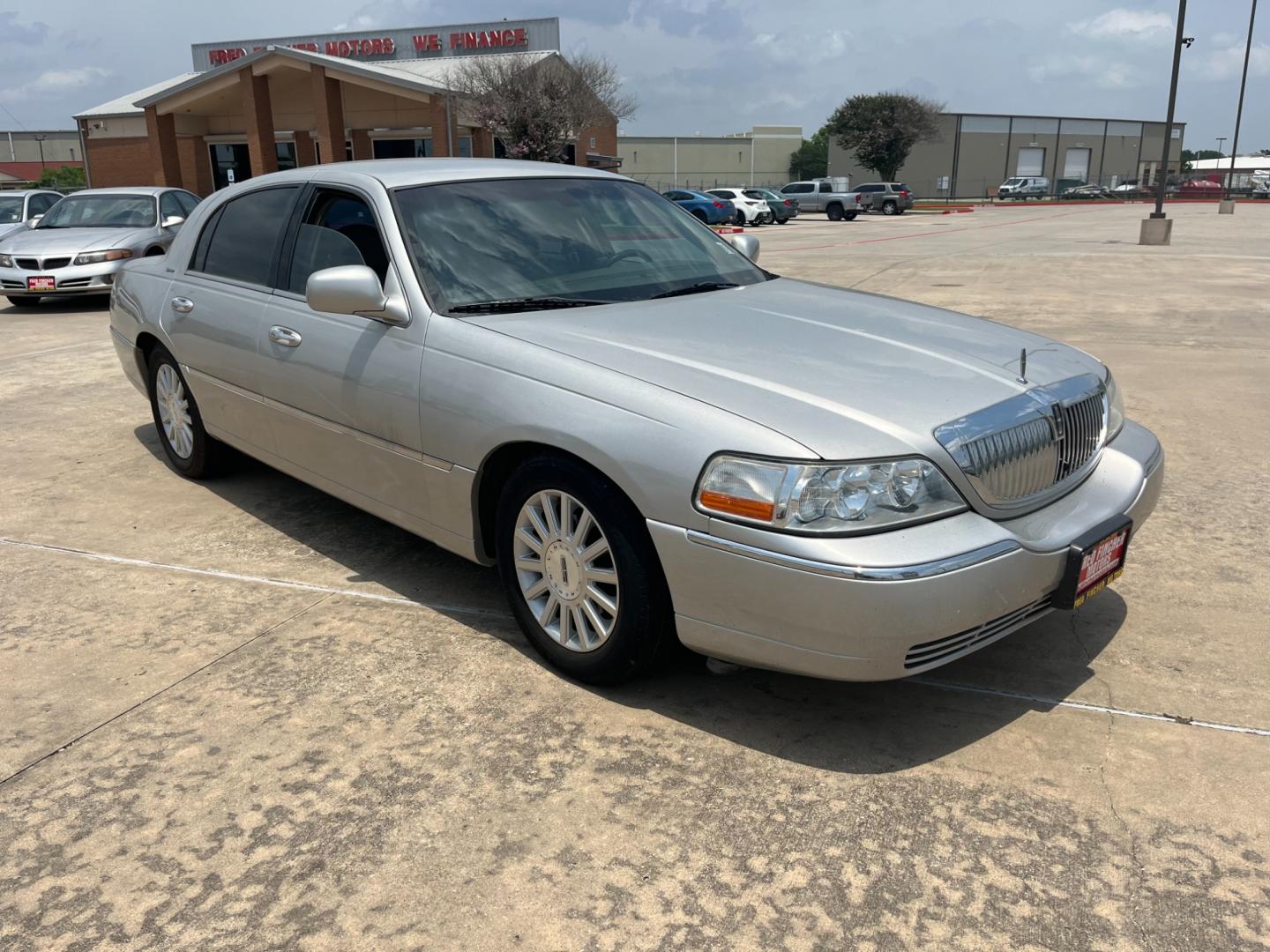 2004 SILVER /TAN Lincoln Town Car Signature (1LNHM81W54Y) with an 4.6L V8 SOHC 16V engine, 4-Speed Automatic Overdrive transmission, located at 14700 Tomball Parkway 249, Houston, TX, 77086, (281) 444-2200, 29.928619, -95.504074 - Photo#0